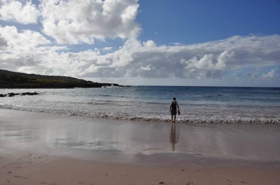 Caminhando na praia de Anakena, em Rapa Nui (ou Ilha de Páscoa), território chileno no meio do Oceano Pacífico